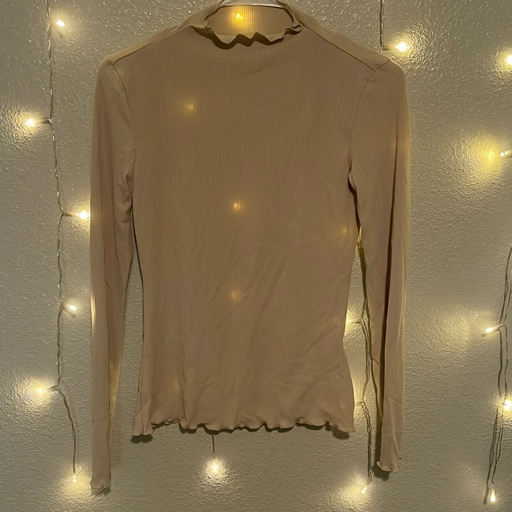 Mock-Neck lettuce trim form fitted top